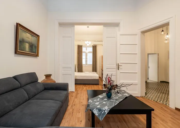 Charming 3Bd Apt. Close To Metro