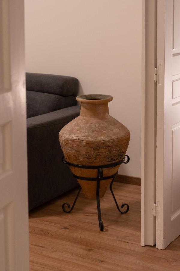 Charming 3bd Apt. Close To Metro Apartment