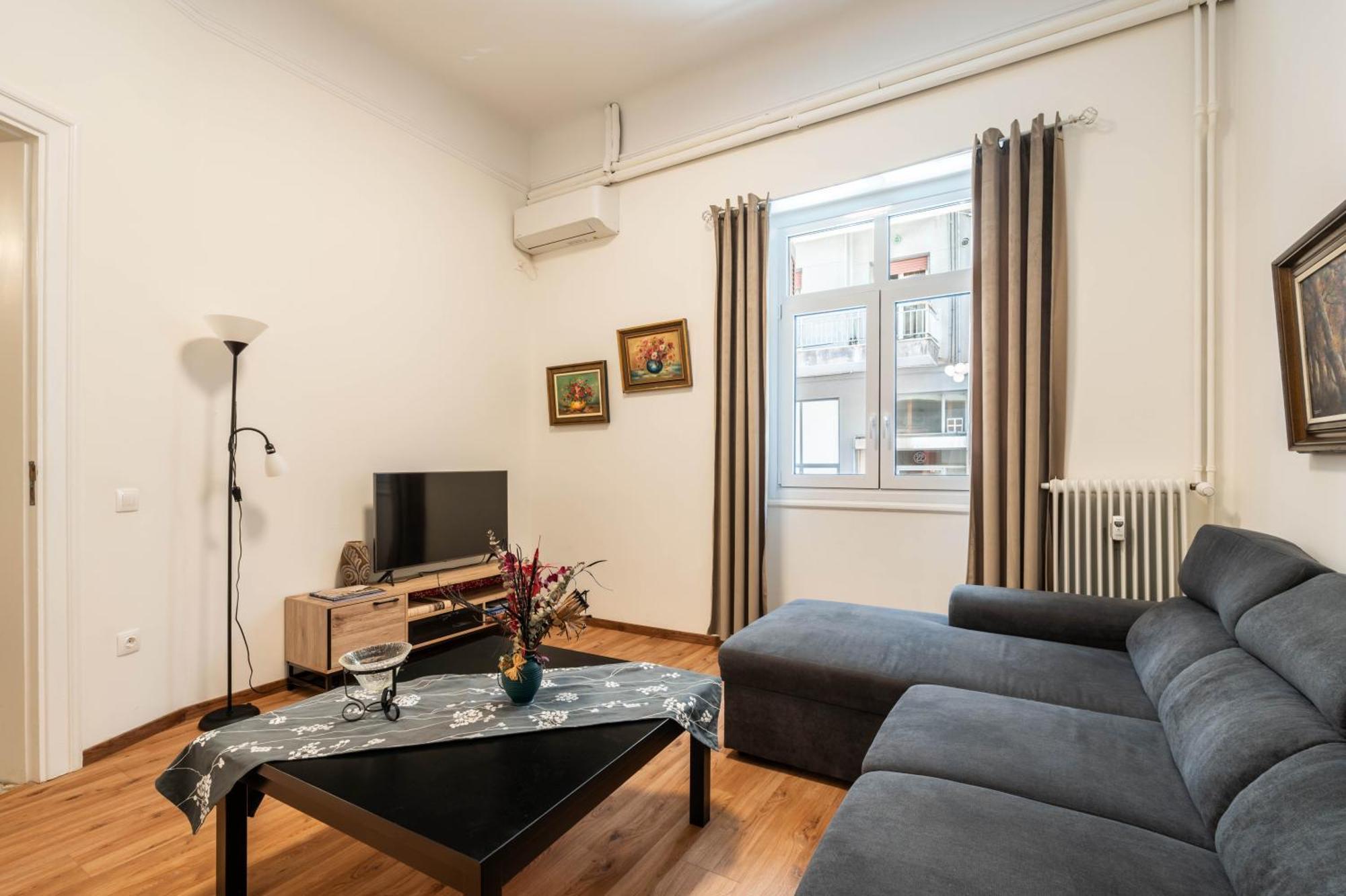 Charming 3bd Apt. Close To Metro Apartment *