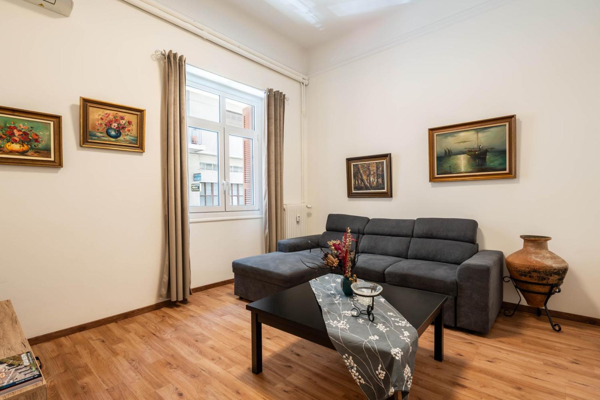 Charming 3bd Apt. Close To Metro Athens